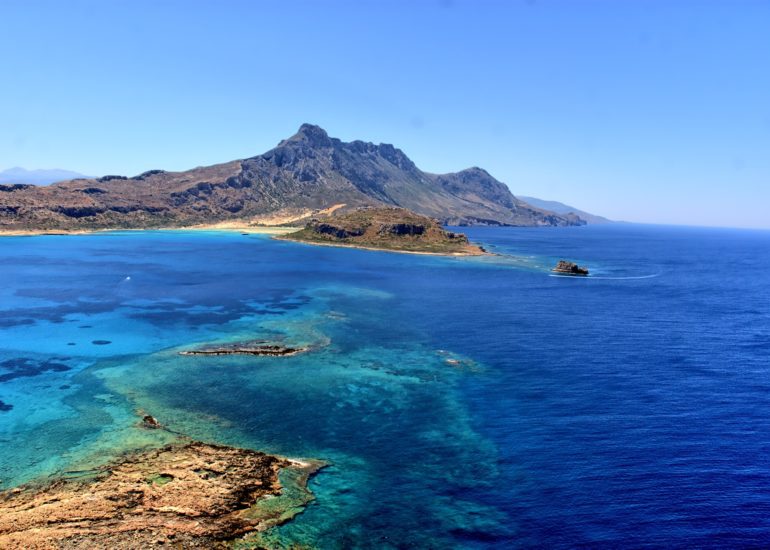 Une vue sur une magnifique plage de la Crète